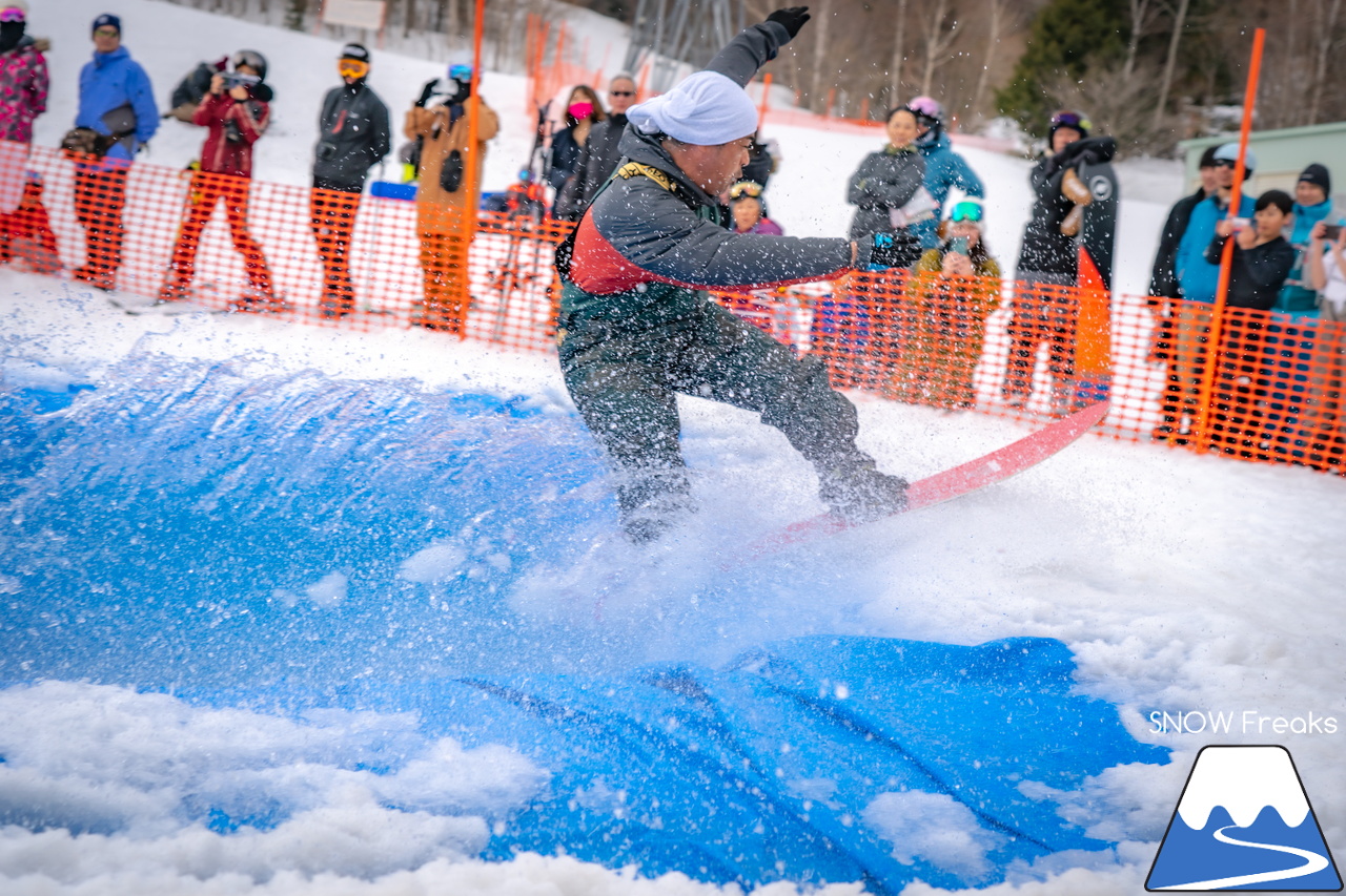 富良野スキー場｜季節は、まだ冬？それとも…？小雪が舞い、たくさんの雪が残る富良野スキー場で、春の恒例イベント『春スキー池渡り大会』開催(^^)/